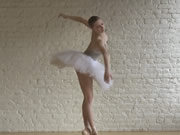 Belleza flexible y danza desnuda