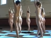 Grupo de jóvenes desnudas haciendo yoga