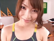 Chica japonesa en traje de baño dulce en el aula