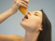Nude chica Drinking Grapefruit Juice