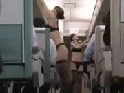 Azafata de Japón en el servicio sexual de avión