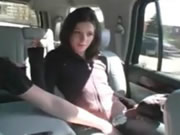 Chica se folla en la parte trasera de un coche