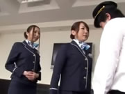 Asistente de vuelo de Tokio japonés