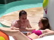 Petite adolescente checo follada por la piscina hasta que ella cums duro