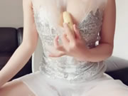 Asiática Chica Lamiendo Banana