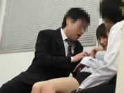 Sexo en grupo en la oficina japonesa