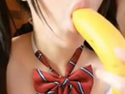 Asiático encantador selfie lamiendo plátano