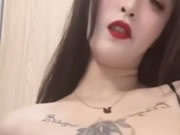 Tatuajes asiáticos Big Boobs disfruta de la masturbación